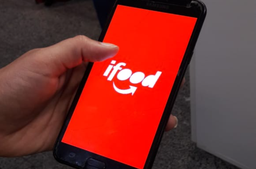 Celular com o logo do Ifood aberto